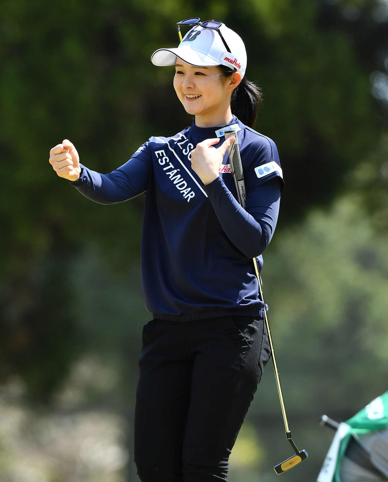 バンテリンレディスプロアマ戦　4番グリーンでグータッチを交わす川崎春花（撮影・岩下翔太）