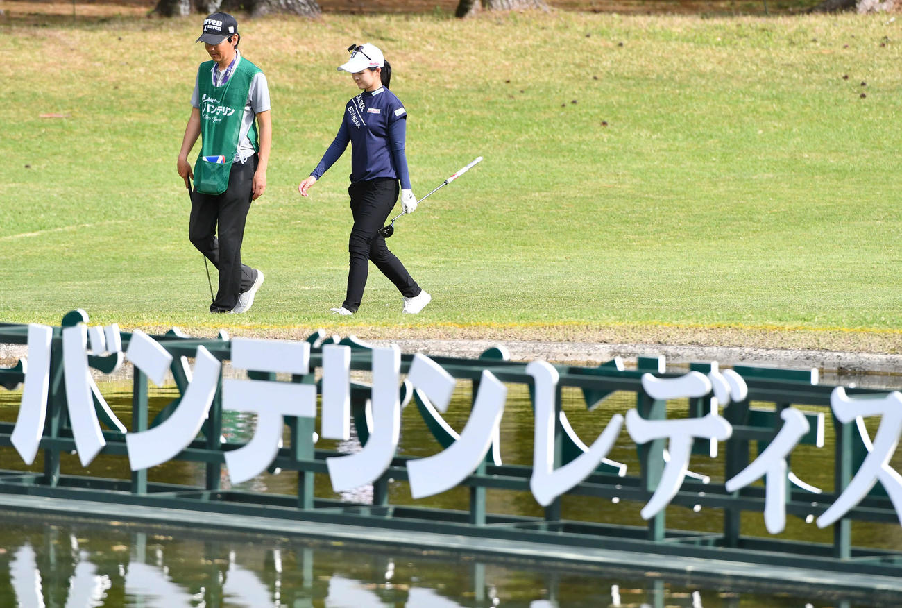 バンテリンレディスプロアマ戦　18番グリーンへ移動する川崎春花（撮影・岩下翔太）
