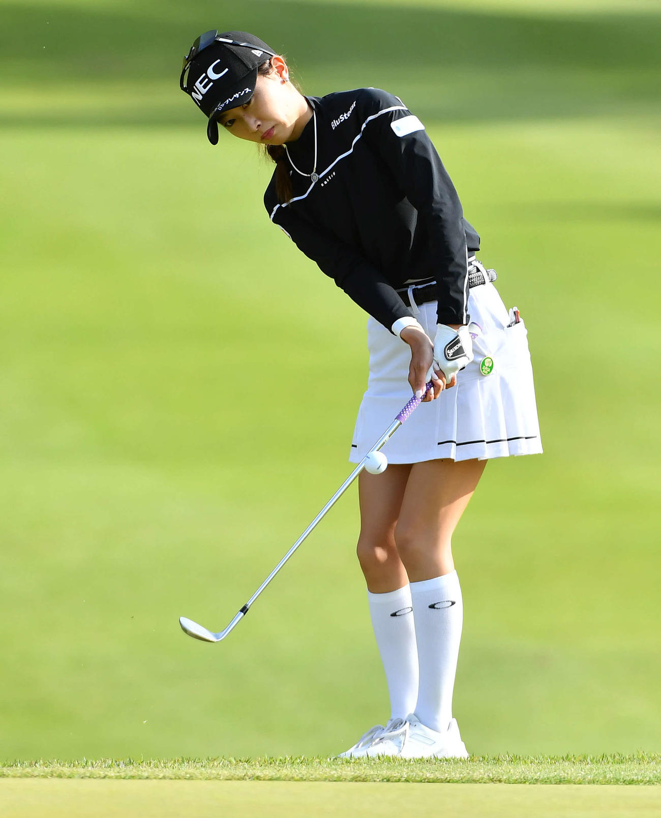 バンテリンレディス第1日　18番、チップインバーディーを決める安田祐香（撮影・岩下翔太）