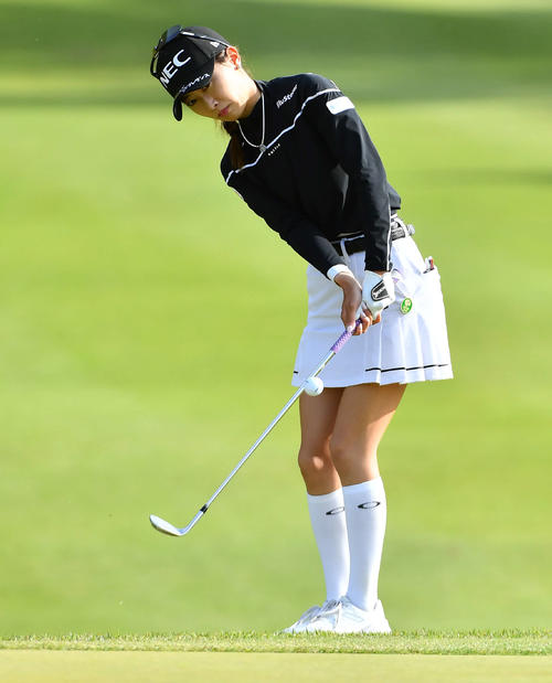 バンテリンレディス第1日　18番、チップインバーディーを決める安田祐香（撮影・岩下翔太）