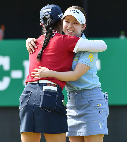 バンテリンレディス第1日　18番、ホールアウトし、中村心（左）と笑顔で抱き合う吉田鈴（撮影・岩下翔太）