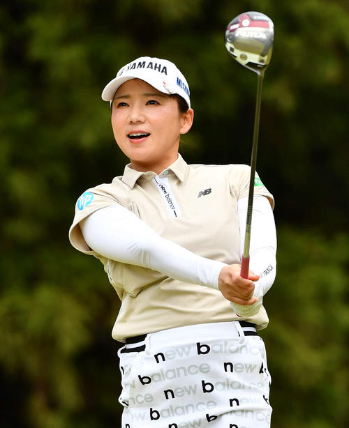 バンテリンレディス第1日　2番、ティーショットを放つ有村智恵（撮影・岩下翔太）