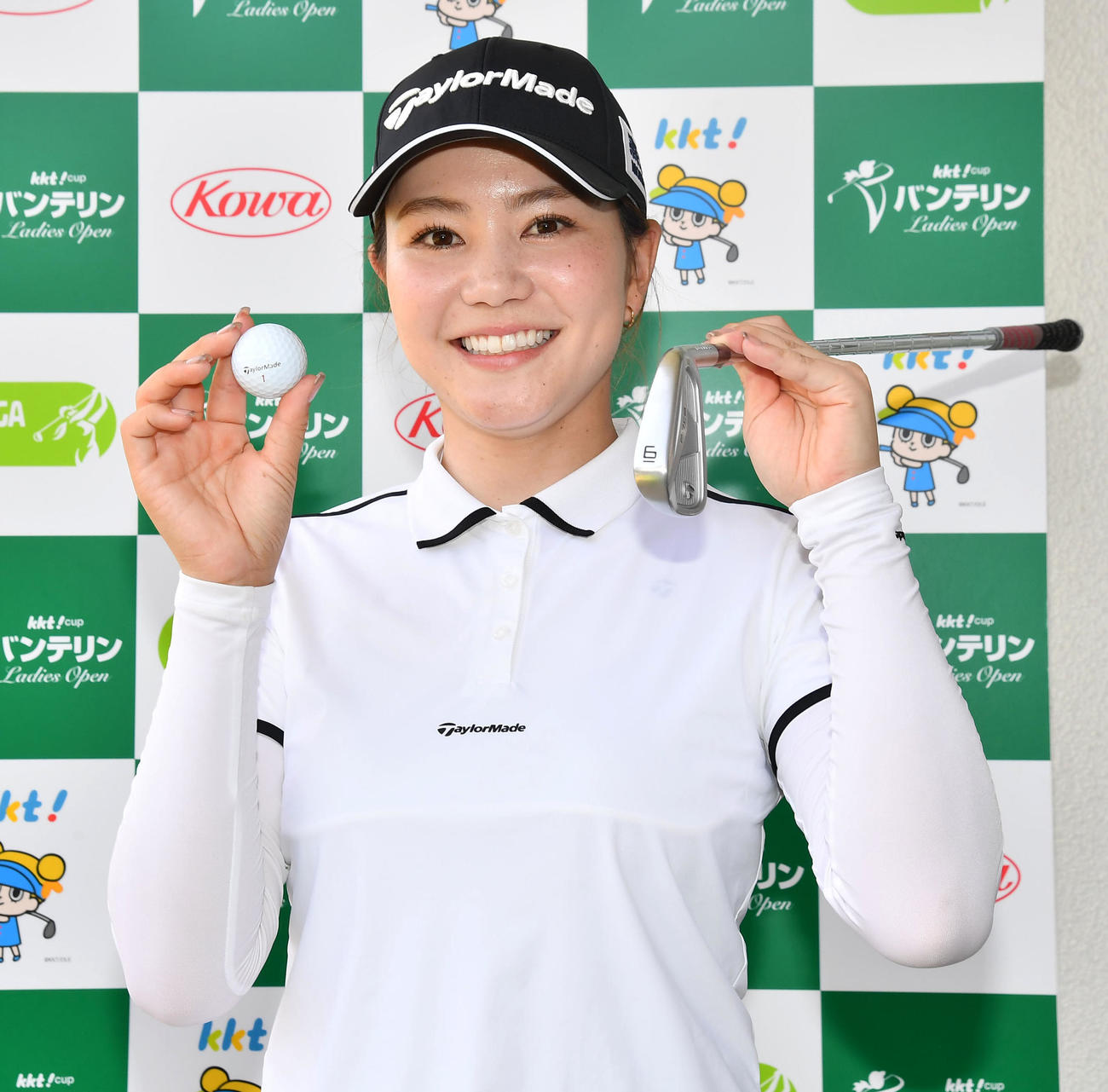 バンテリンレディス第2日　8番でホールインワンを達成し、記念球とクラブを手に笑顔を見せる山路晶（撮影・岩下翔太）
