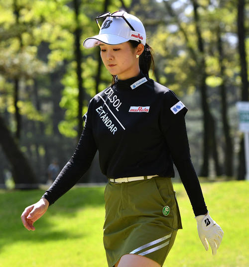 バンテリンレディス第2日　7番、うつむきながら第2打へ向かう川崎春花（撮影・岩下翔太）