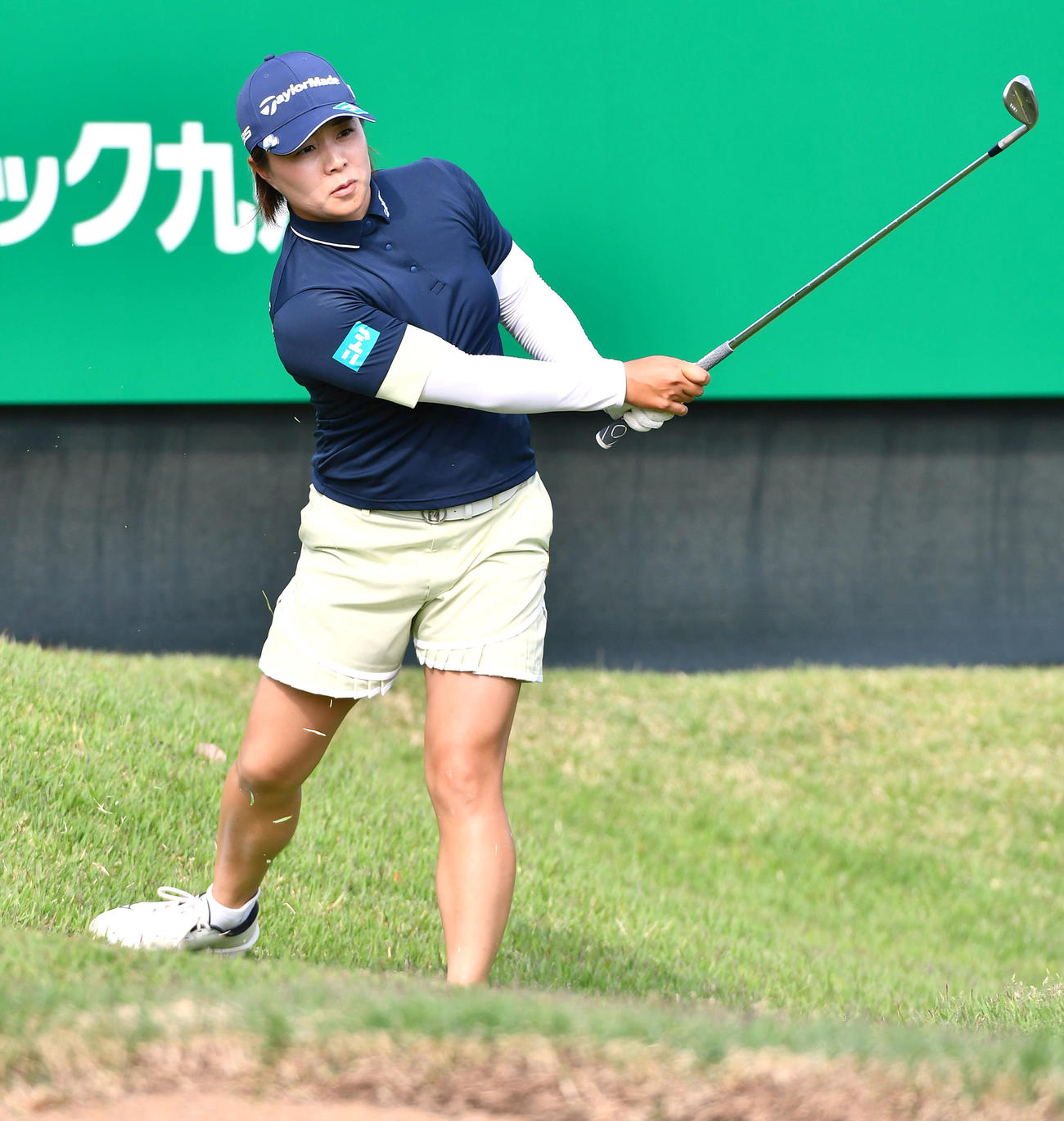 バンテリンレディス第2日　18番、グリーン脇から第3打を放つ永峰咲希（撮影・岩下翔太）