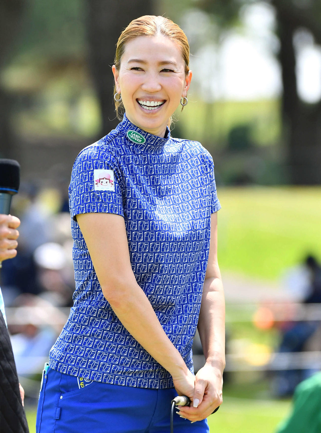 バンテリンレディス第2日　テレビ中継に出演した上田桃子（撮影・岩下翔太）