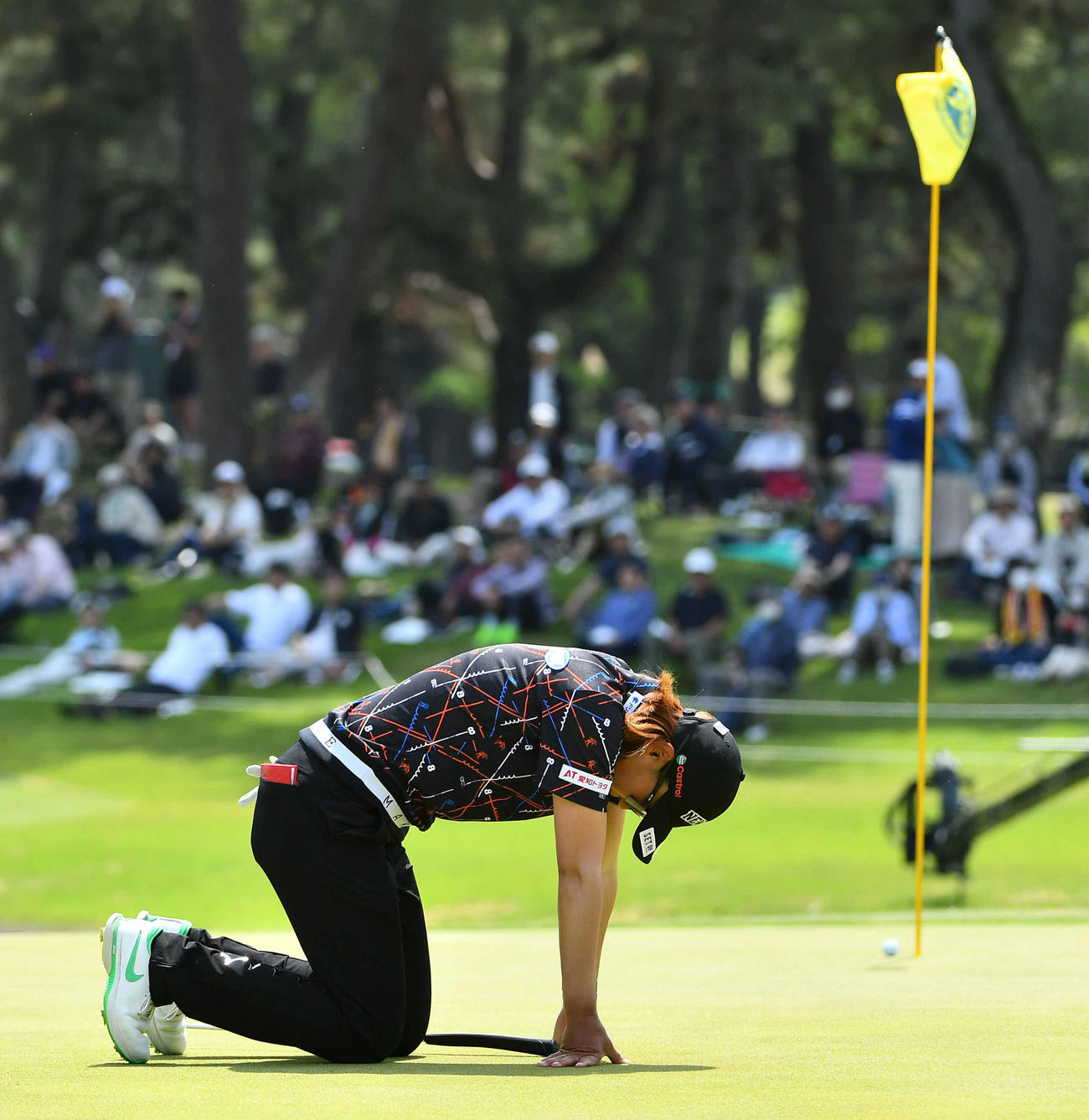バンテリンレディス第2日　18番、予選通過の当落線上でイーグルパットを外し、膝から崩れる野沢真央（撮影・岩下翔太）