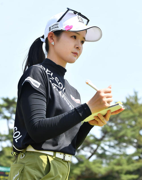 バンテリンレディス第2日　ホールアウトし、アテストへ向かう川崎春花（撮影・岩下翔太）