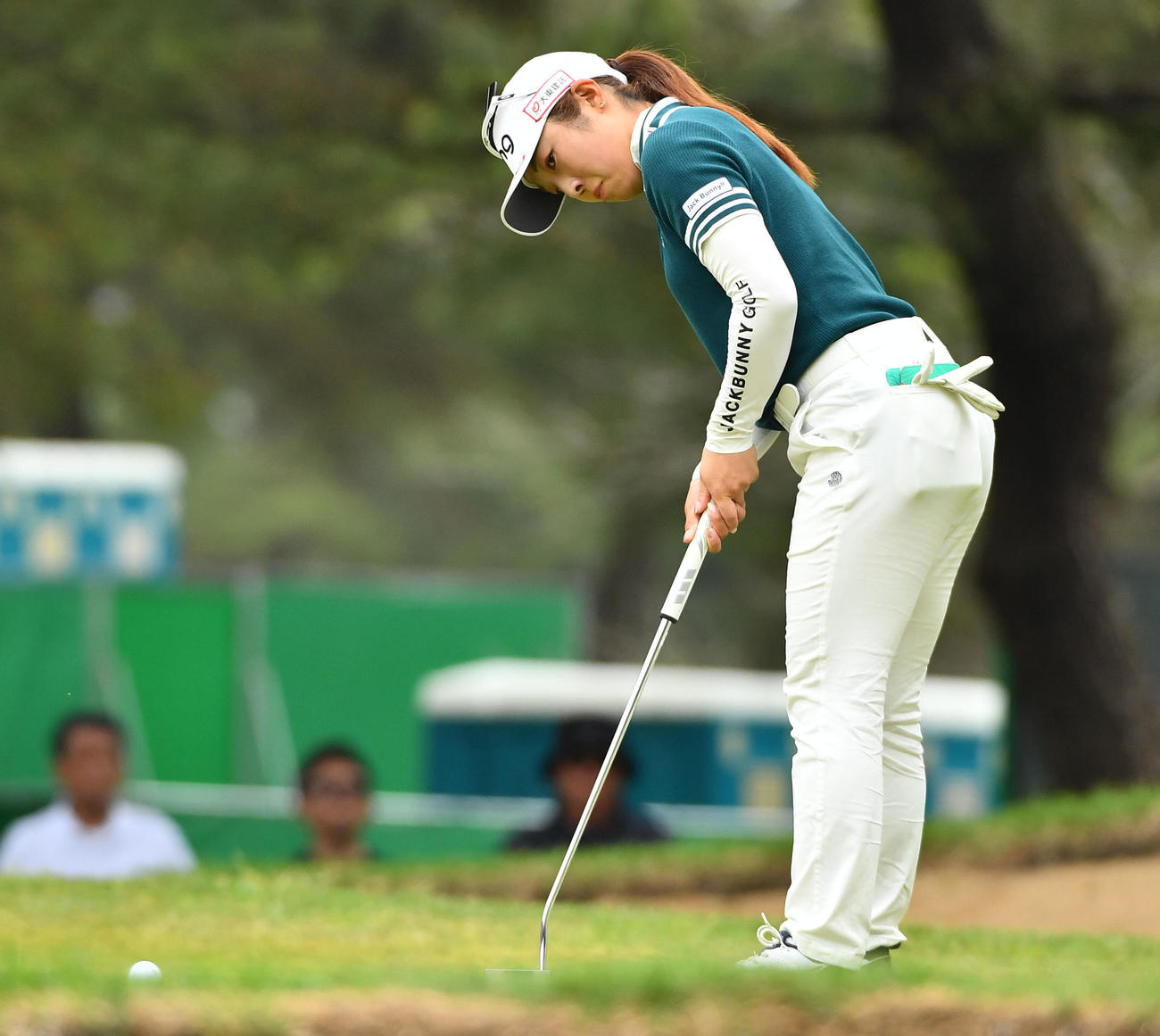 9番、バーディーパットを決める佐久間（撮影・岩下翔太）