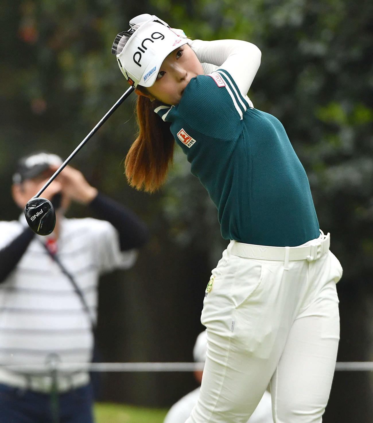 5番、ティーショットを放つ佐久間（撮影・岩下翔太）