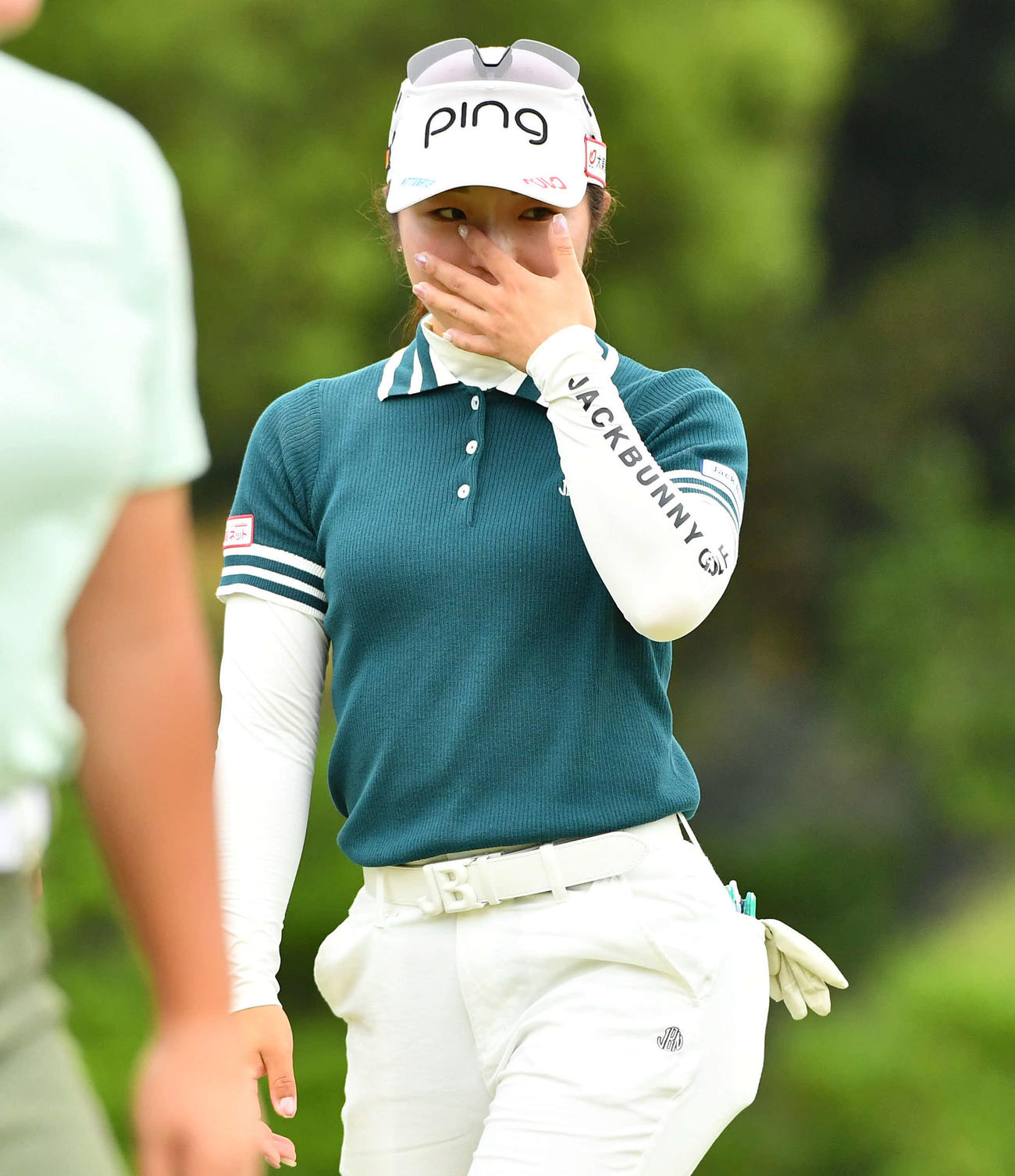 通算11アンダーで優勝し、涙をぬぐう佐久間（撮影・岩下翔太）