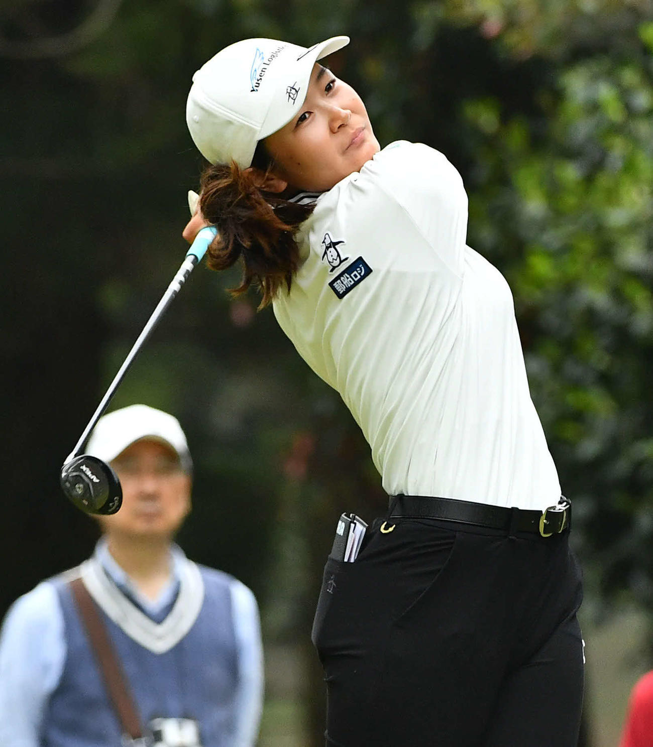 5番、ティーショットを放つ神谷（撮影・岩下翔太）