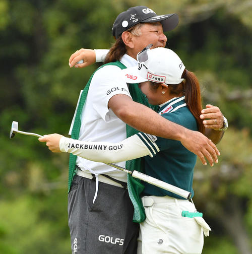 優勝した佐久間（右）はキャディーと抱き合う（撮影・岩下翔太）