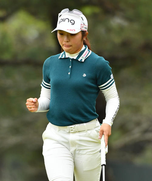 9番、バーディーパットを決め、ガッツポーズする佐久間（撮影・岩下翔太）