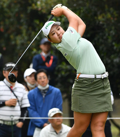 5番、ティーショットを放つ小林夢（撮影・岩下翔太）