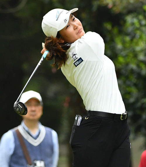 5番、ティーショットを放つ神谷（撮影・岩下翔太）