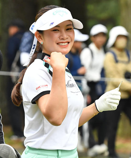 5番、笑顔で第2打へ向かう河本（撮影・岩下翔太）