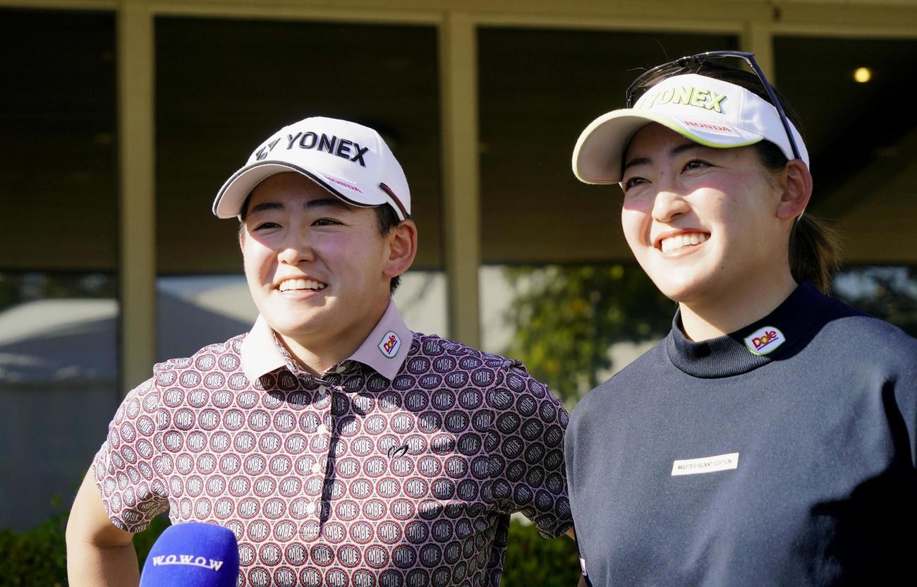 第3ラウンド終了後、テレビのインタビューに答える岩井明愛（左）と妹の千怜（共同）