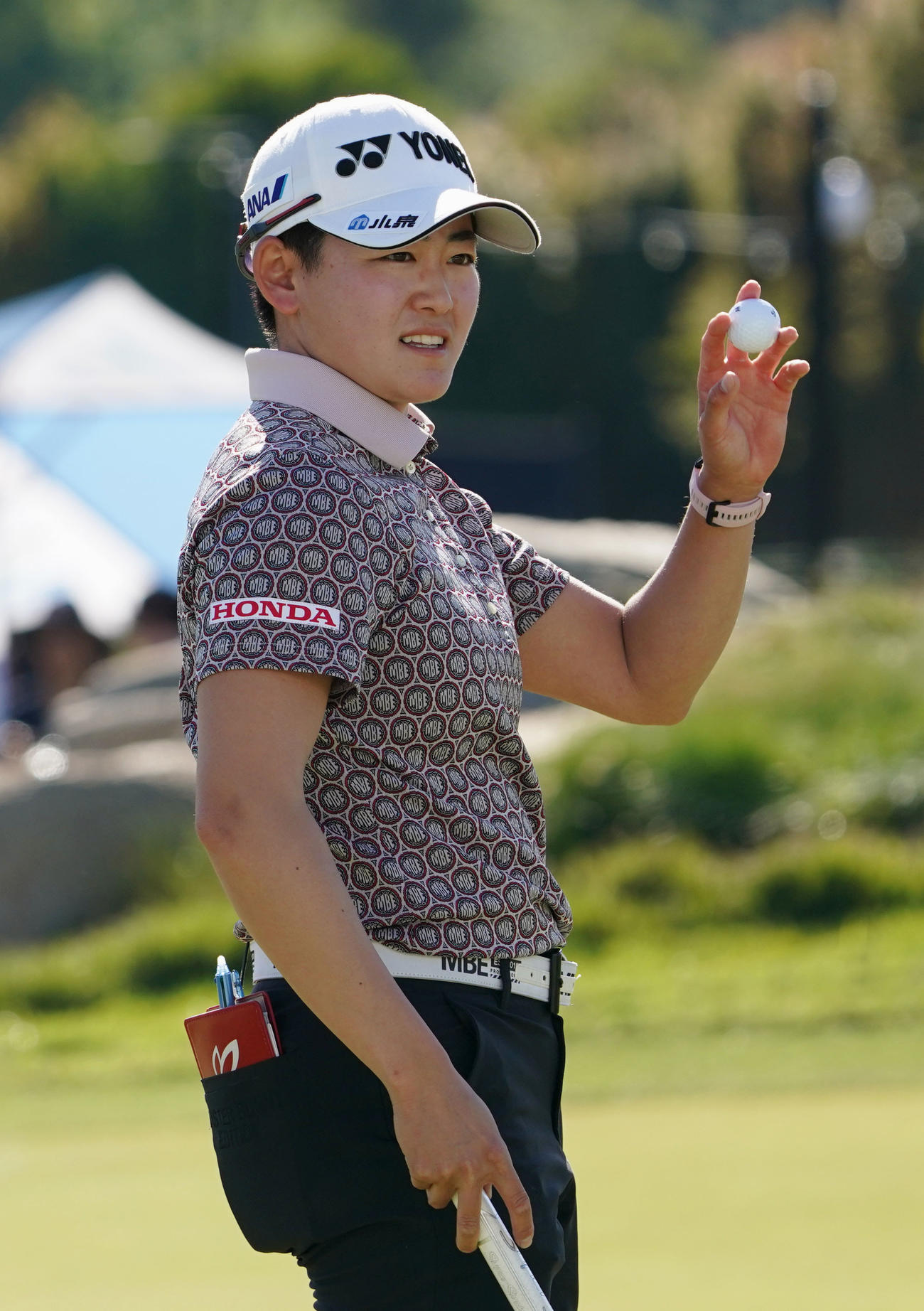 第3ラウンド、ホールアウトし、拍手に応える岩井明愛（共同）
