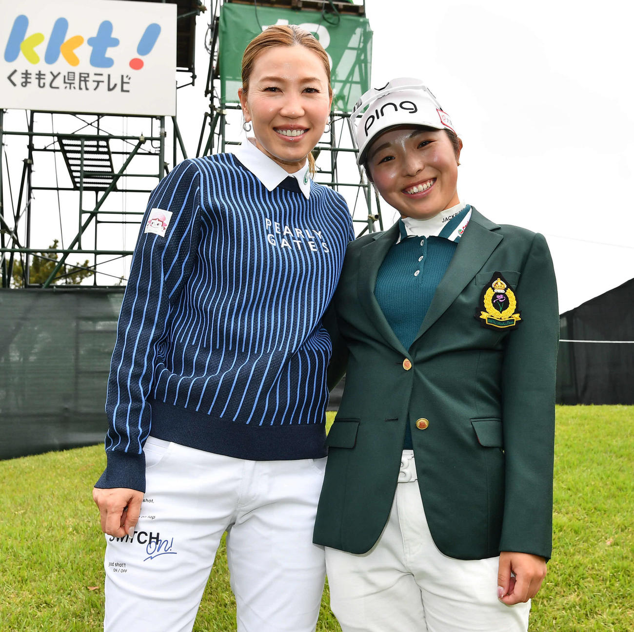 通算11アンダーで優勝した佐久間（右）は、上田桃子から祝福される（撮影・岩下翔太）