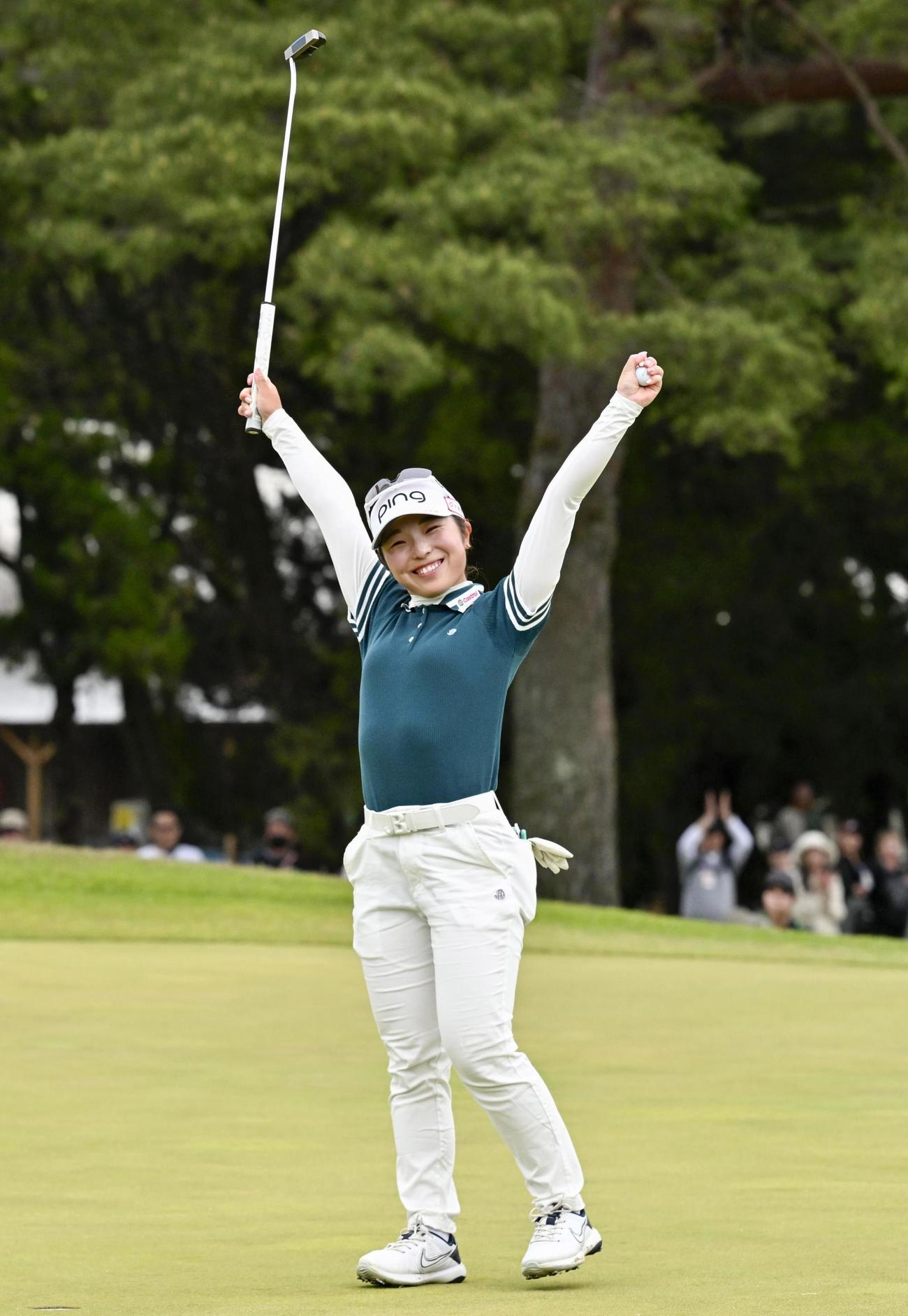 通算11アンダーで初優勝を果たし、喜ぶ佐久間朱莉（共同）