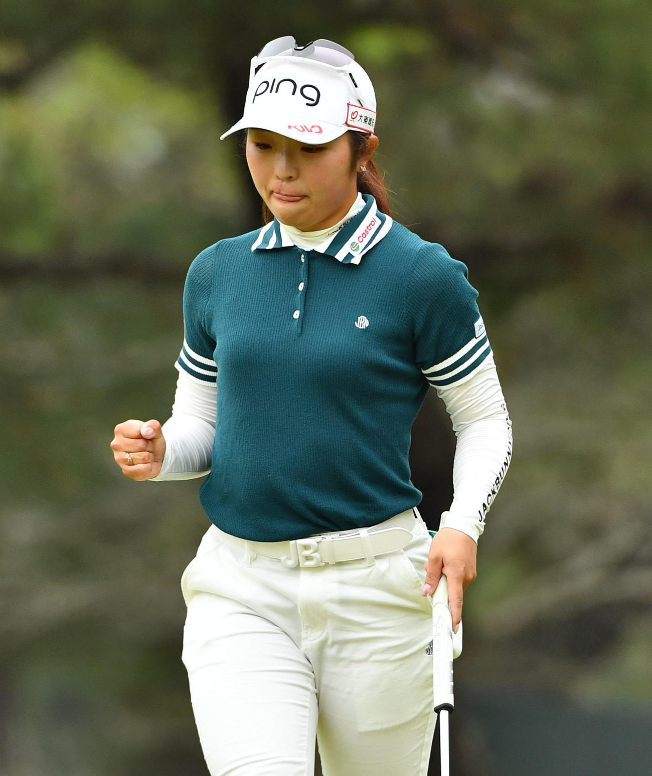 9番、バーディーパットを決め、ガッツポーズする佐久間（撮影・岩下翔太）