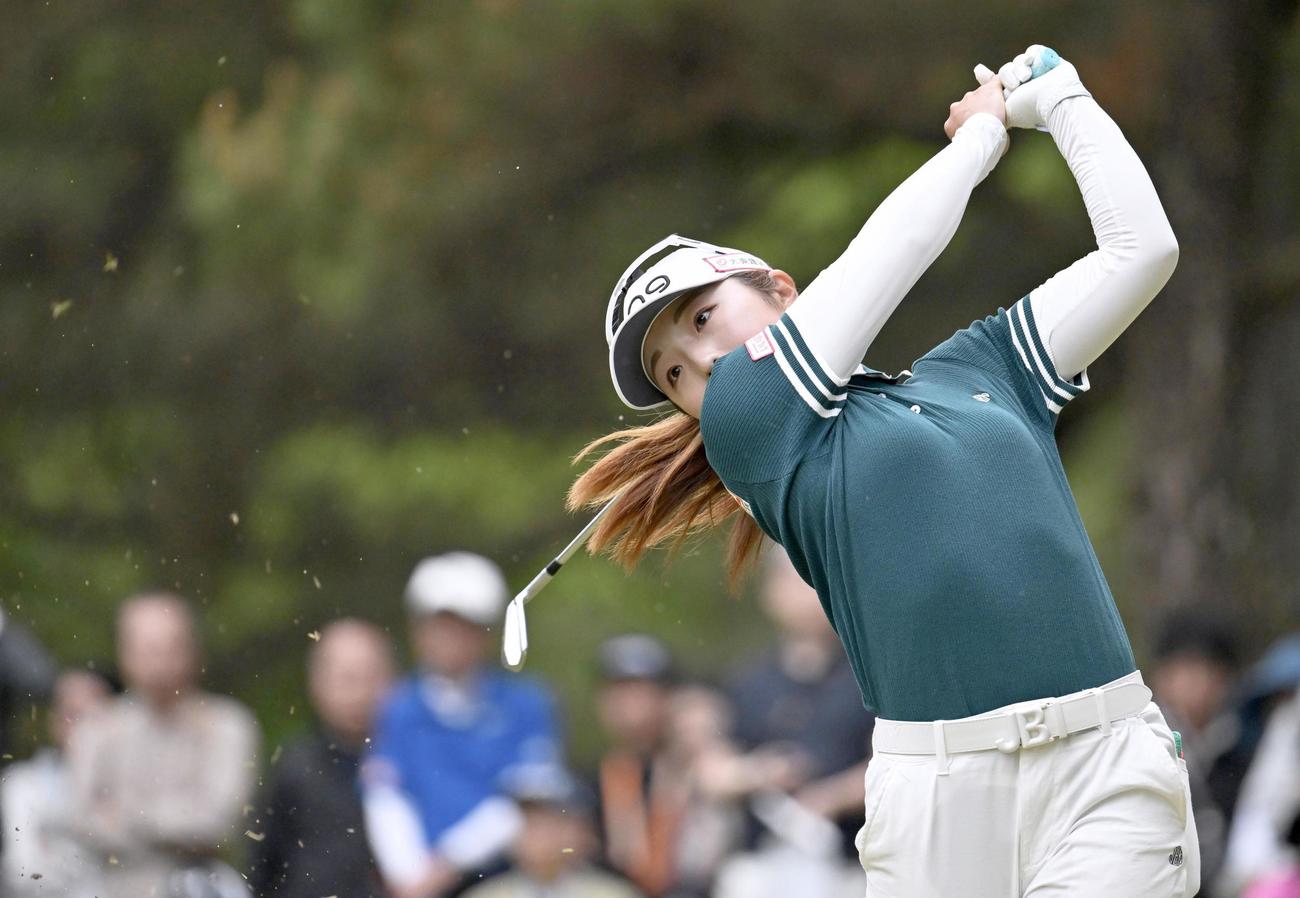 最終日、通算11アンダーで初優勝を果たした佐久間朱莉（共同）