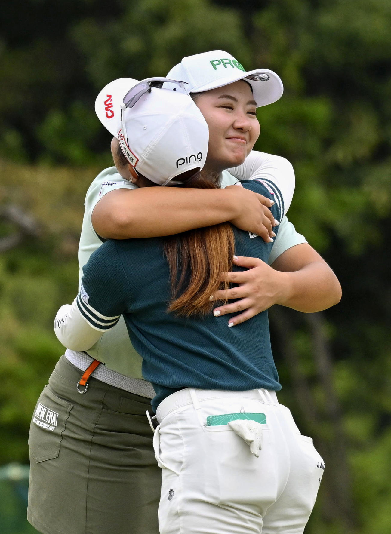 初優勝を果たした佐久間朱莉（手前）を祝福する小林夢果（共同）