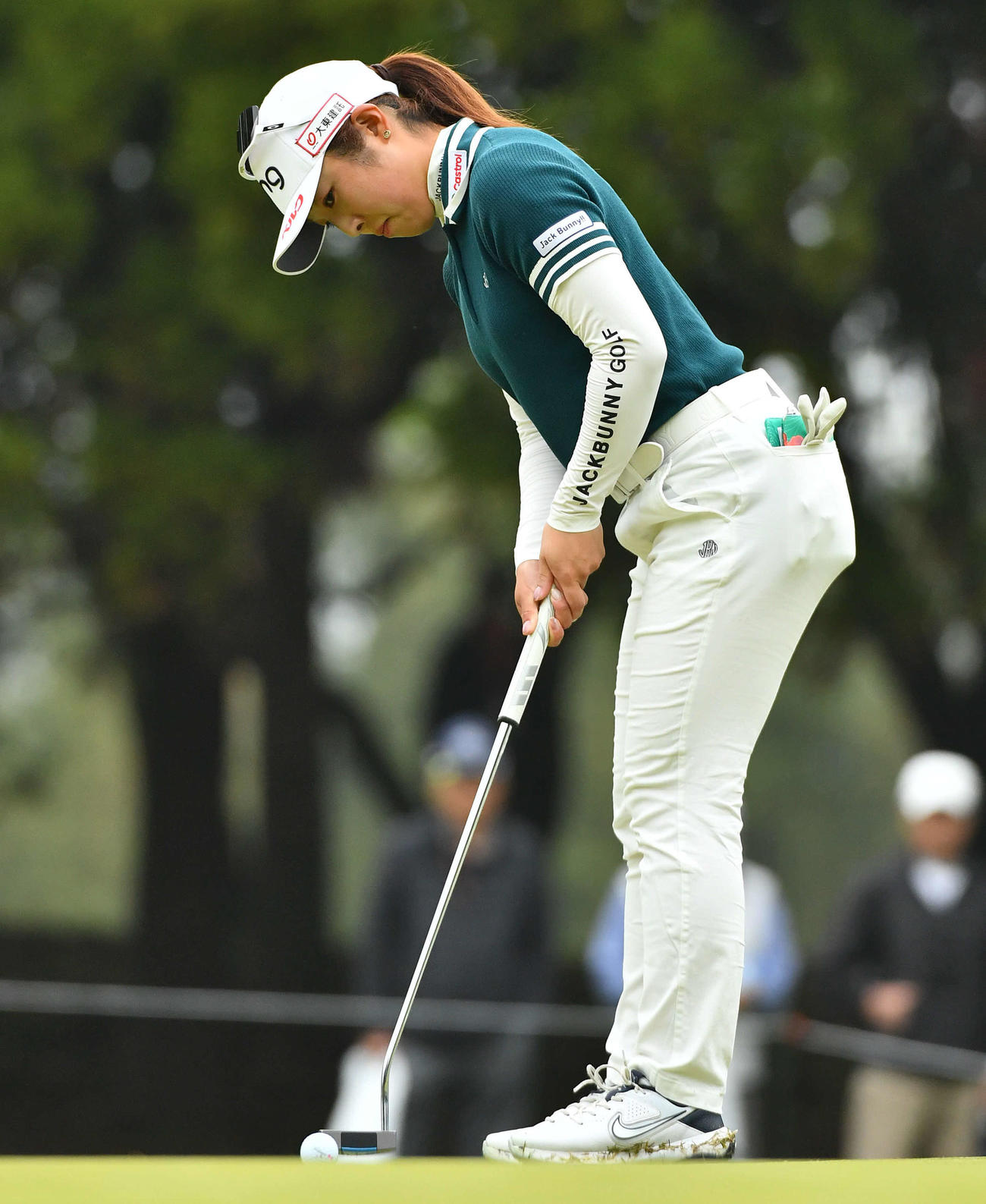 4番、バーディーパットを決める佐久間（撮影・岩下翔太）