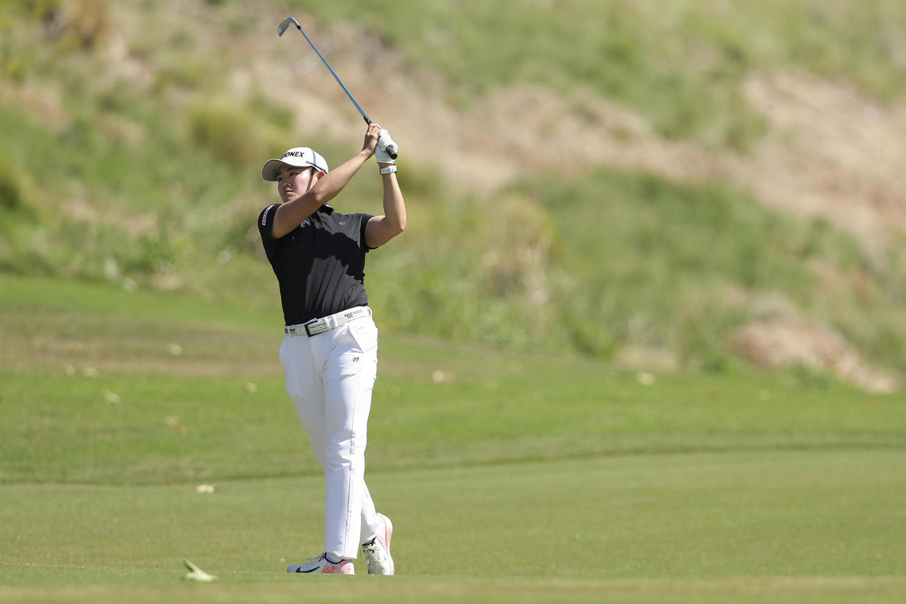 最終日にショットを放つ岩井明愛（AP)