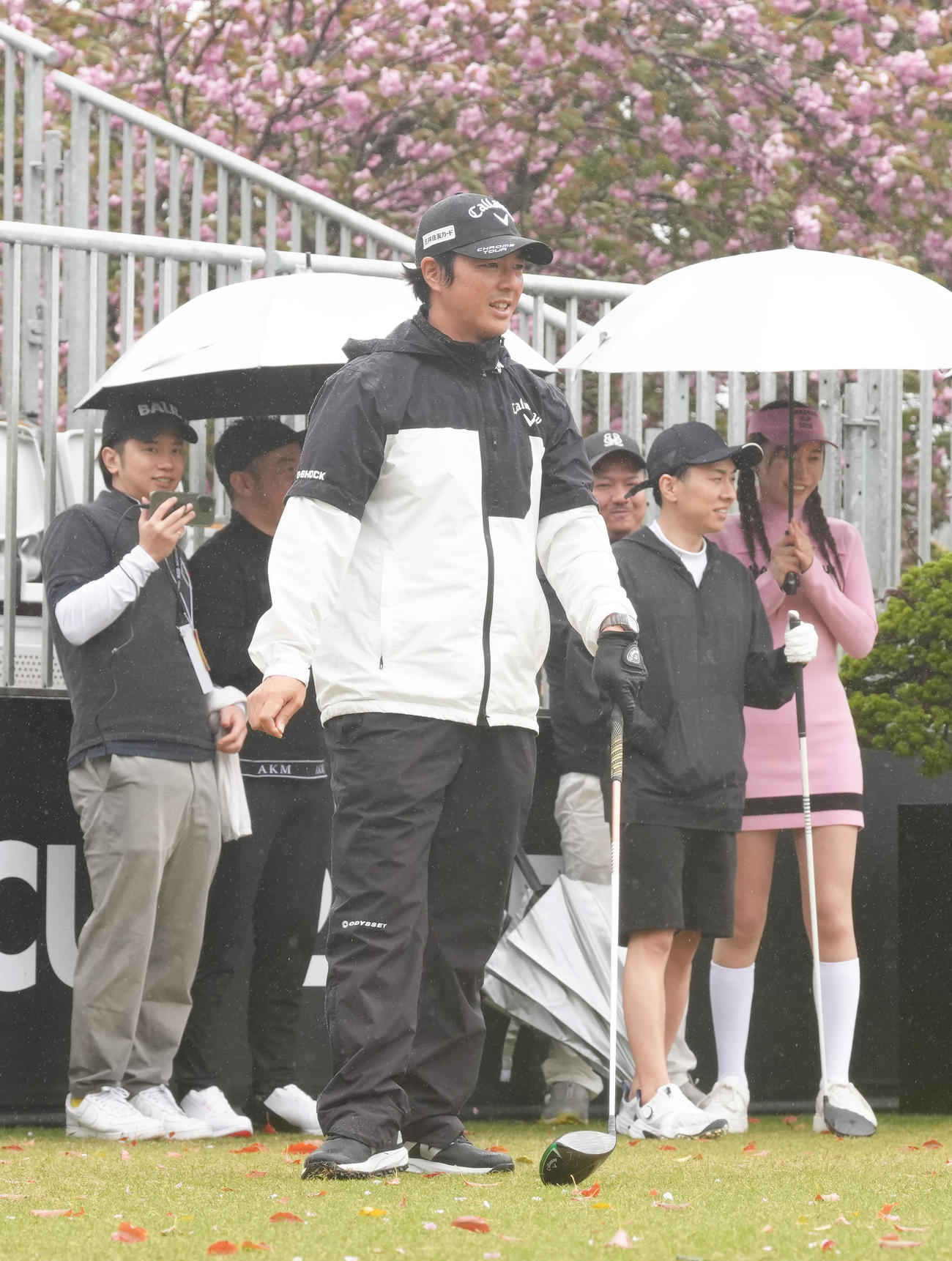 ティーショットを放ち笑顔を見せる石川（撮影・足立雅史）
