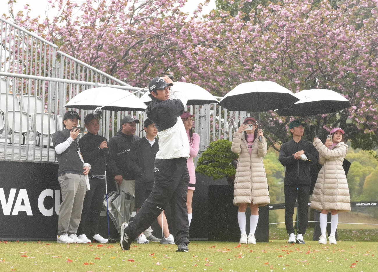 前澤杯のラウンドガールらが見つめる中、ティーショットを放つ石川（撮影・足立雅史）