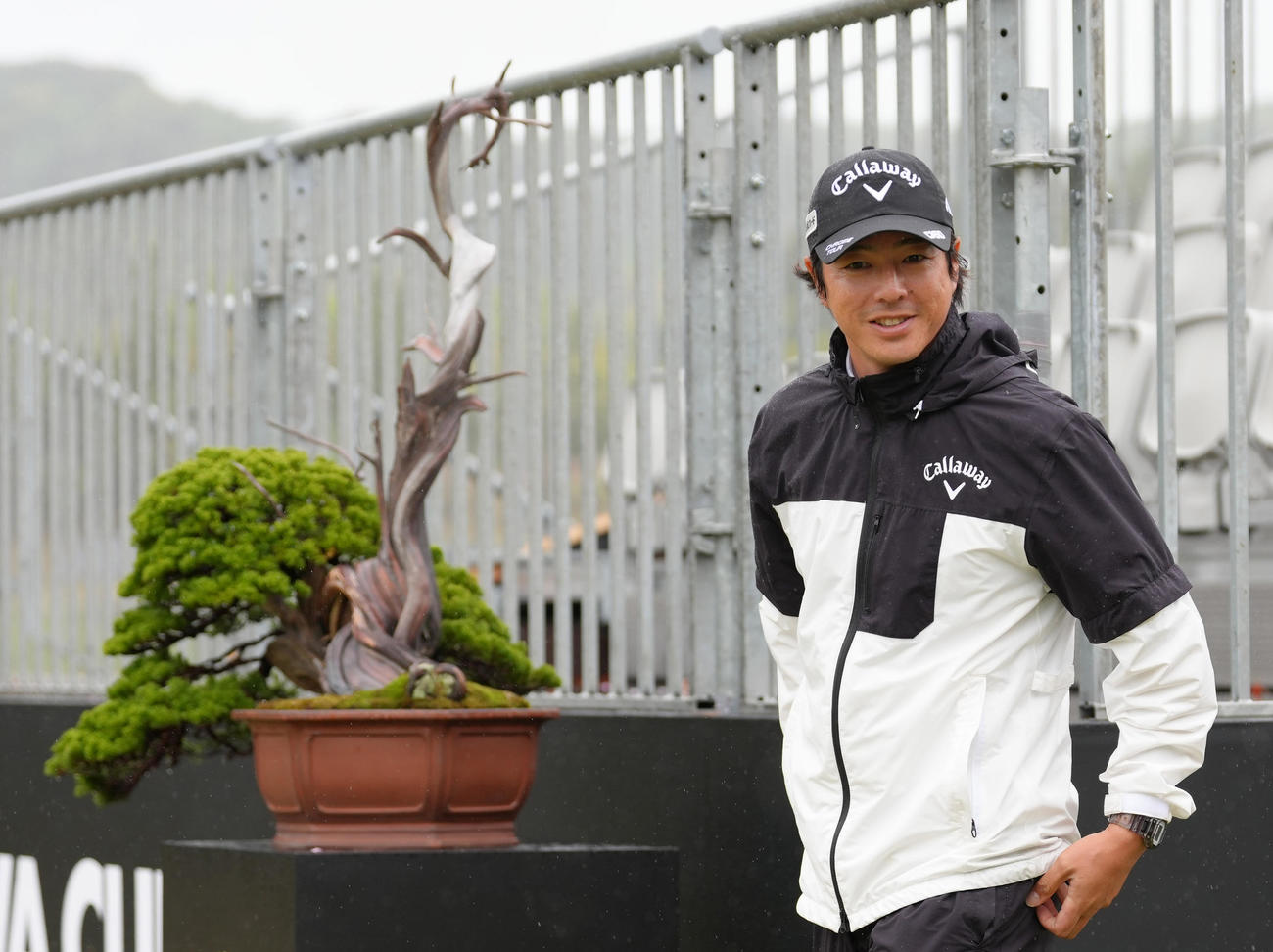 コースに飾られた盆栽を横目に移動する石川（撮影・足立雅史）