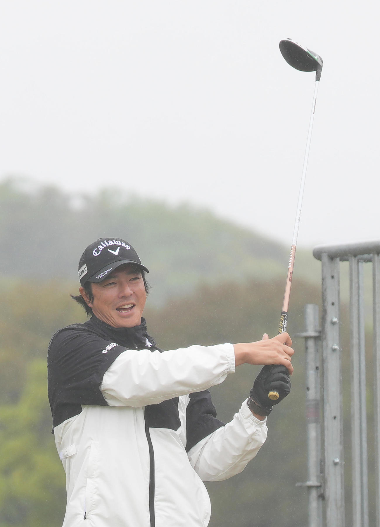 プロアマ戦で笑顔を見せる石川（撮影・足立雅史）