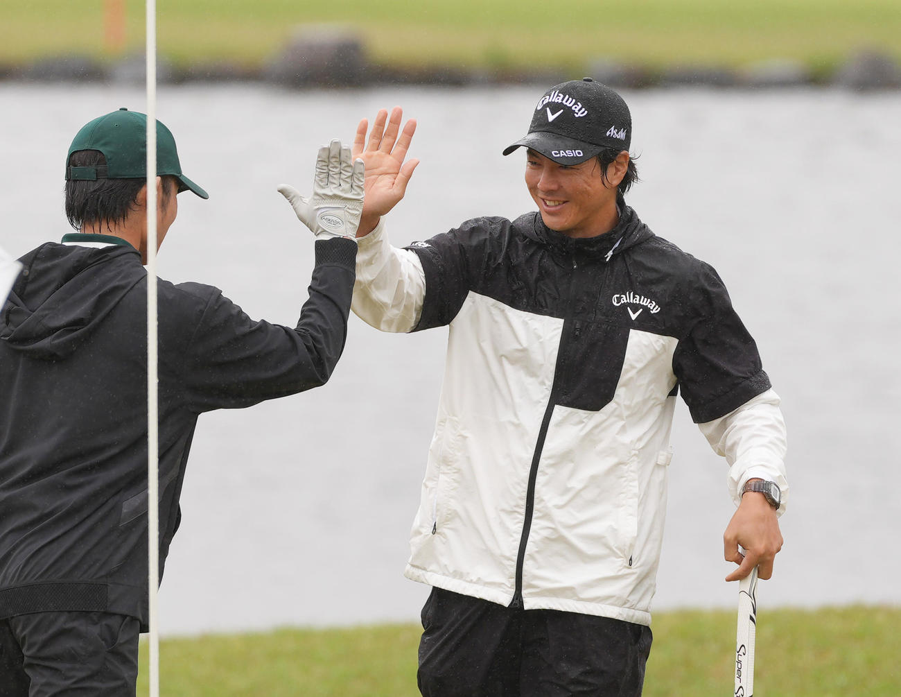 プロアマ戦で同伴者とタッチを交わす石川（撮影・足立雅史）