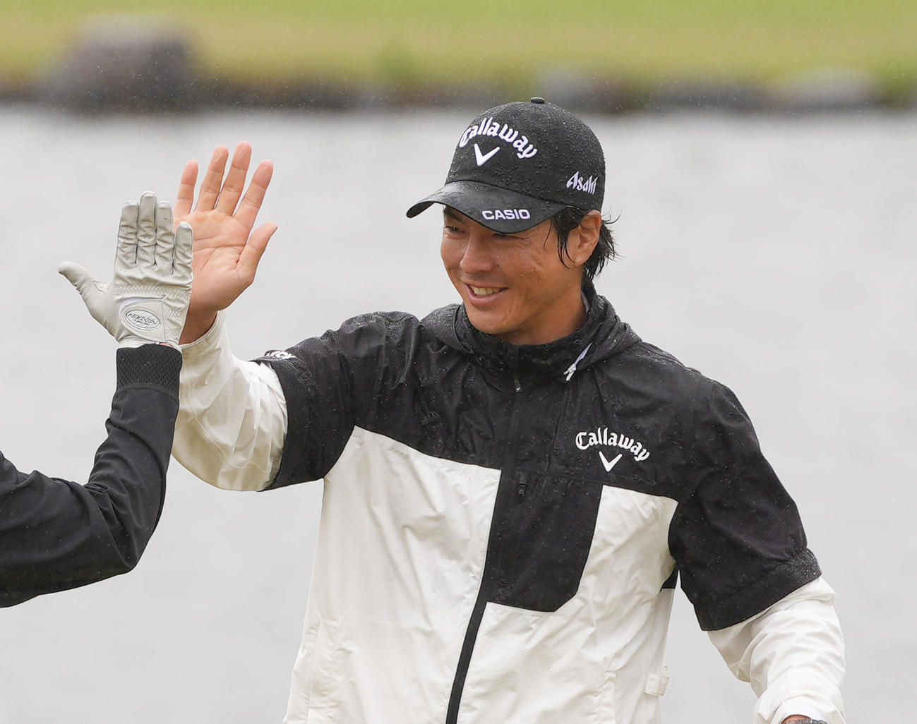 プロアマ戦で同伴者とタッチを交わす石川（撮影・足立雅史）