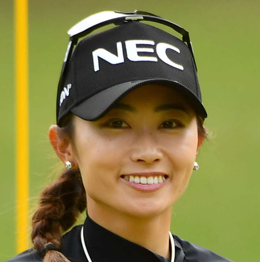 KKT杯バンテリン･レディース第1日　1番、バーディーパットを決めた安田祐香は笑顔を見せる（撮影・岩下翔太）