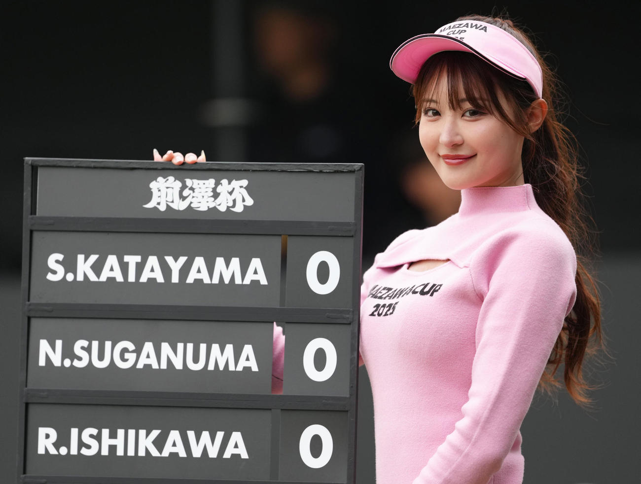 前澤杯のラウンドガール（撮影・足立雅史）