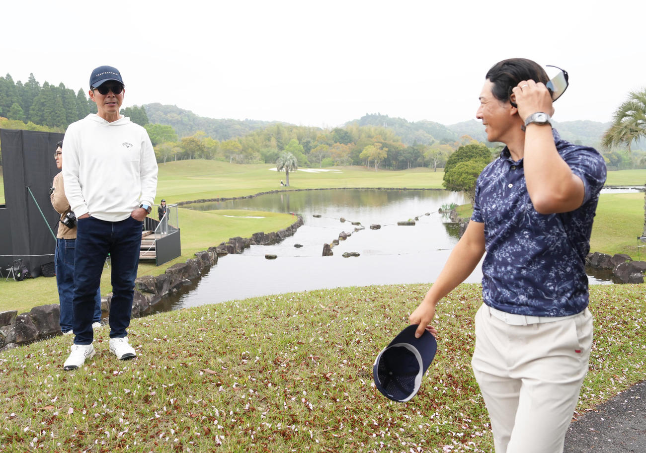 ラウンド中、あいさつを交わす前澤氏（左）と石川（撮影・足立雅史）