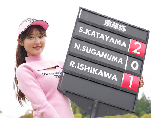 第1日を終え、ボードを手に笑顔を見せるラウンドガールの佐々木美乃里（撮影・足立雅史）