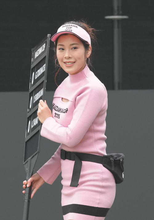 前澤杯を盛り上げるラウンドガール（撮影・足立雅史）