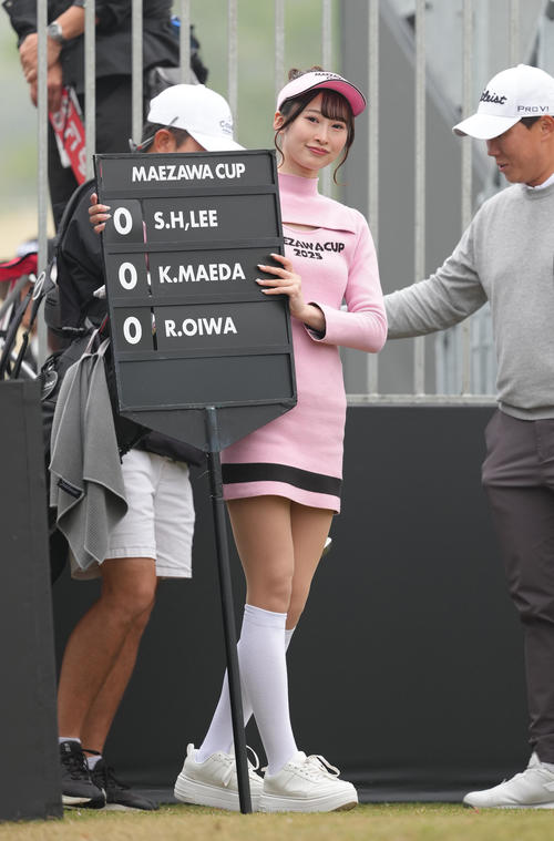 前澤杯を盛り上げるラウンドガール（撮影・足立雅史）