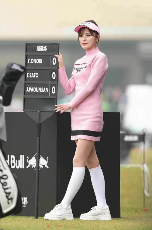 前澤杯を盛り上げるラウンドガール（撮影・足立雅史）