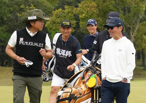 コース上で談笑する、左から片山、1人おいて石川、前澤氏（撮影・足立雅史）