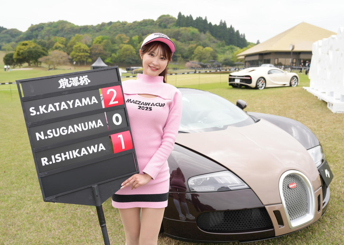 第1日を終え、ハイパーカーの前で笑顔を見せるラウンドガールの佐々木美乃里（撮影・足立雅史）
