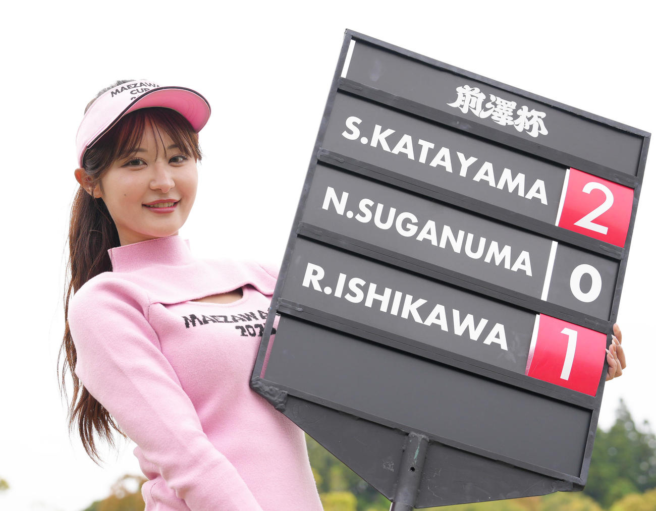 第1日を終え、ボードを手に笑顔を見せるラウンドガールの佐々木美乃里（撮影・足立雅史）