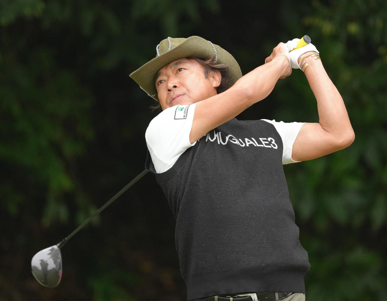 4番、ティーショットを放つ片山（撮影・足立雅史）