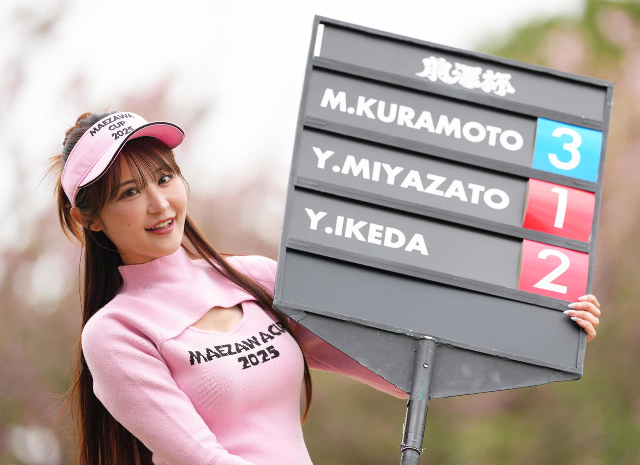大会を盛り上げるラウンドガール（撮影・足立雅史）