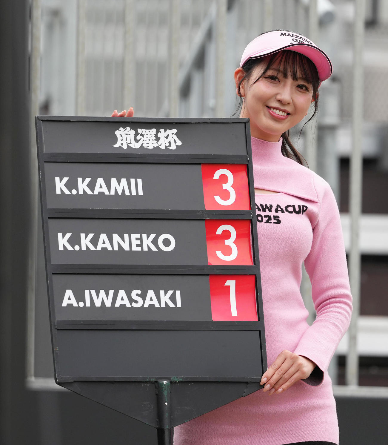 大会を盛り上げるラウンドガール（撮影・足立雅史）