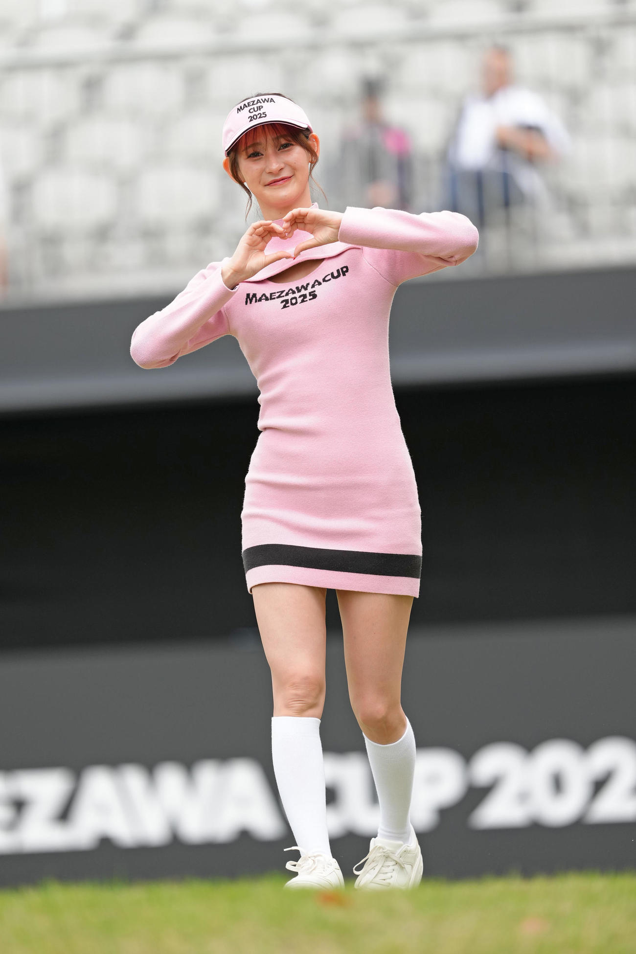 大会を盛り上げるラウンドガール（撮影・足立雅史）